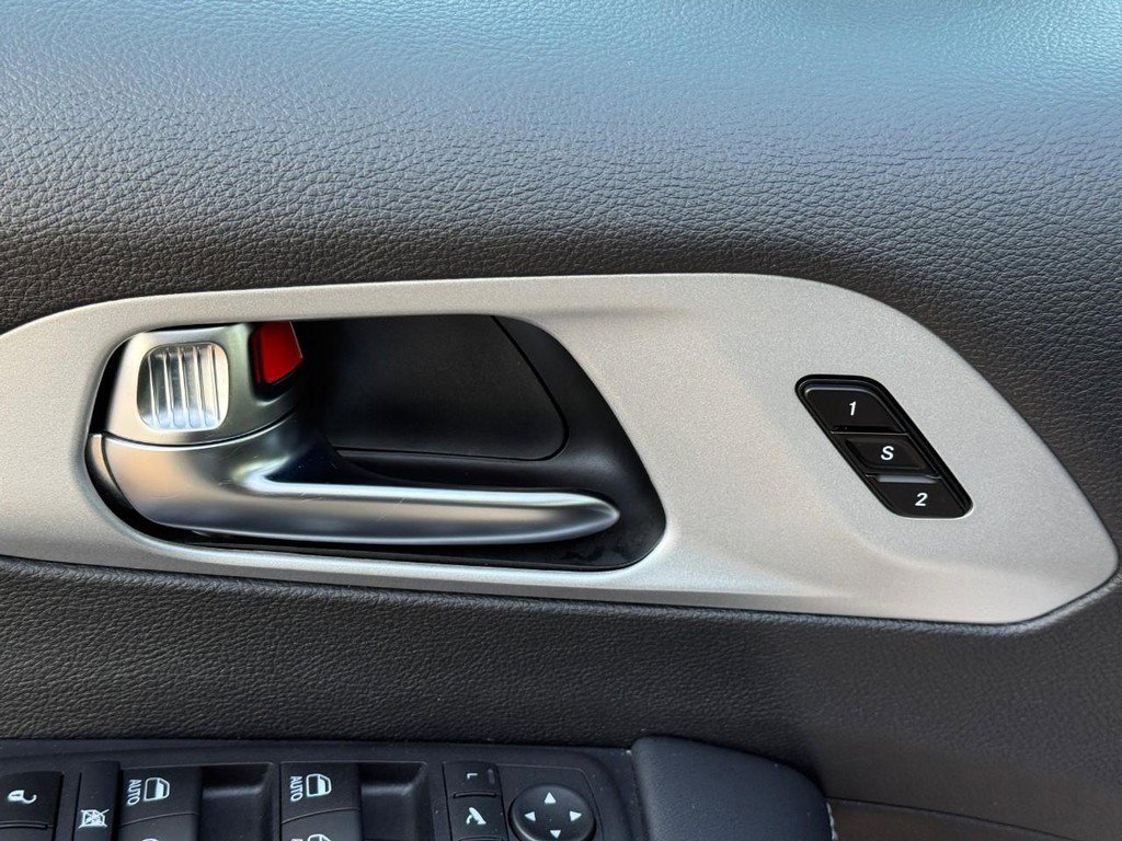 Used 2025 Chrysler Pacifica Limited image 19