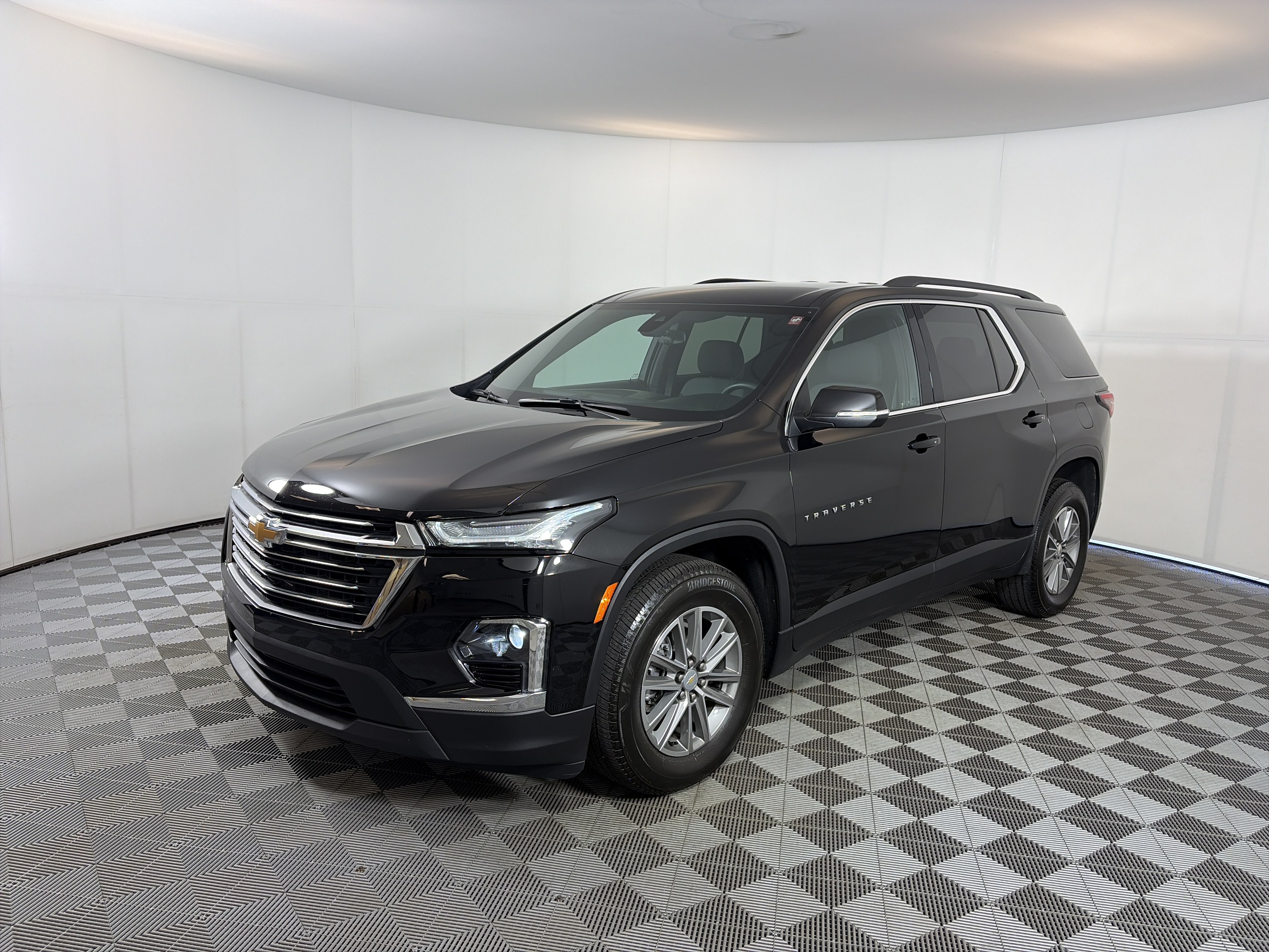 Used 2023 Chevrolet Traverse LT w/ LPO, Floor Liner Package AWD/4WD image 2