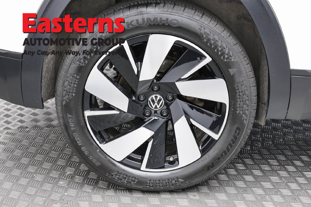 Used 2025 Volkswagen Atlas Cross Sport SE FWD image 30
