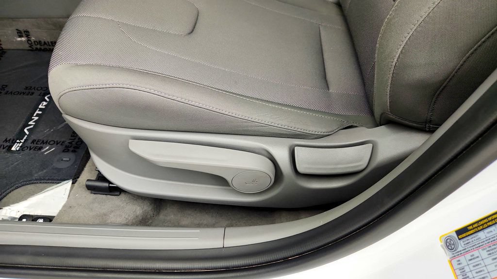 Used 2024 Hyundai Elantra SE FWD image 11