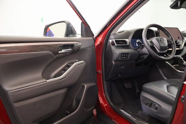 New 2026 Toyota Highlander Platinum AWD/4WD image 8