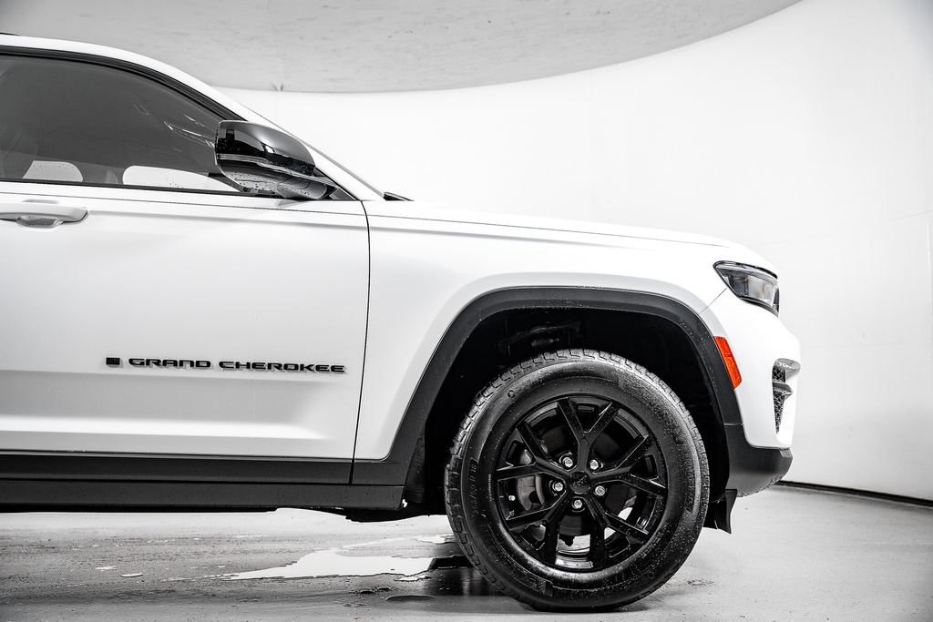 Used 2025 Jeep Grand Cherokee Altitude w/ Trailer Tow Package RWD image 4