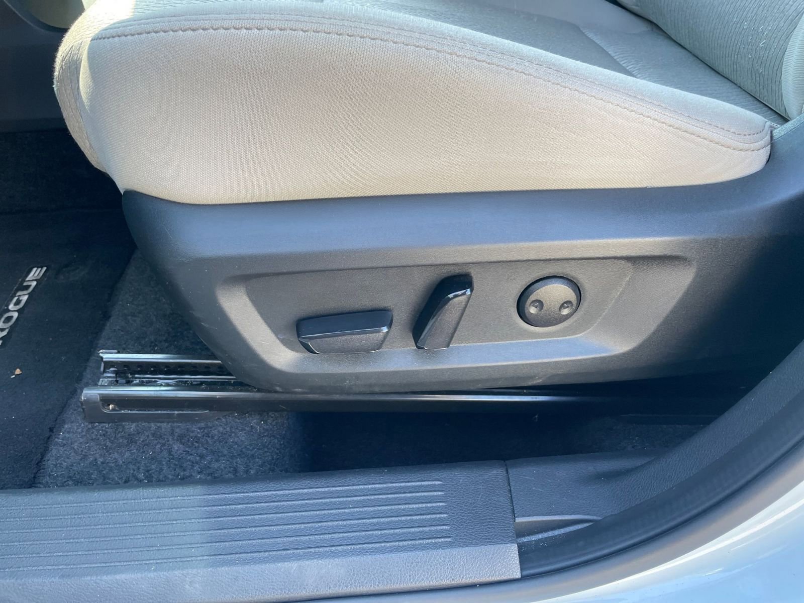 Used 2025 Nissan Rogue SV FWD image 22