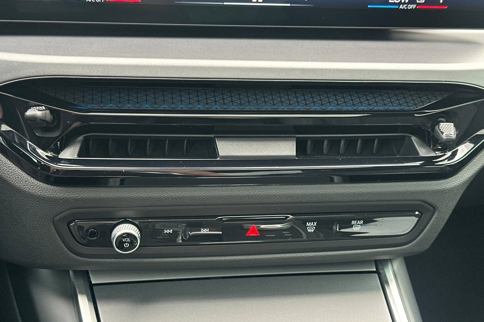 Used 2025 BMW 230i Coupe w/ Premium Package image 26