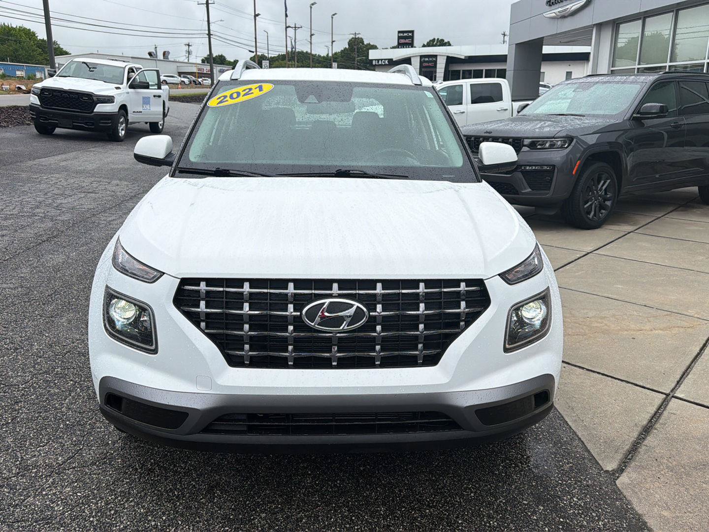 Used 2021 Hyundai Venue SEL w/ Premium Package FWD image 2