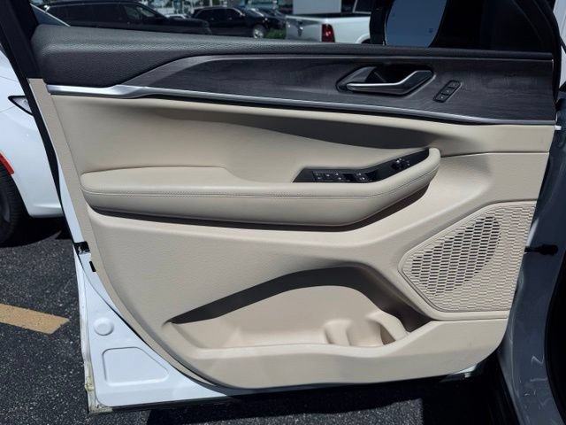 Used 2025 Jeep Grand Cherokee L Limited AWD/4WD image 14