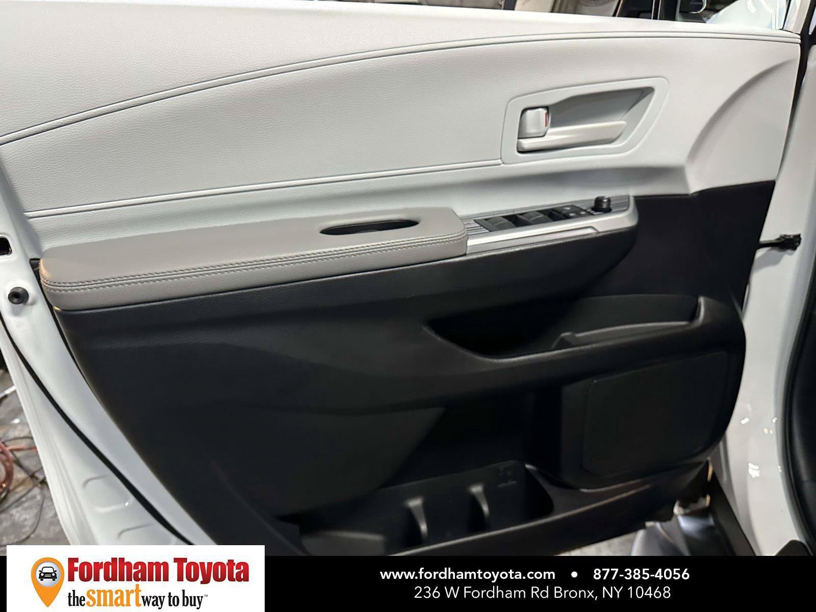 Used 2025 Toyota Sienna LE FWD image 20