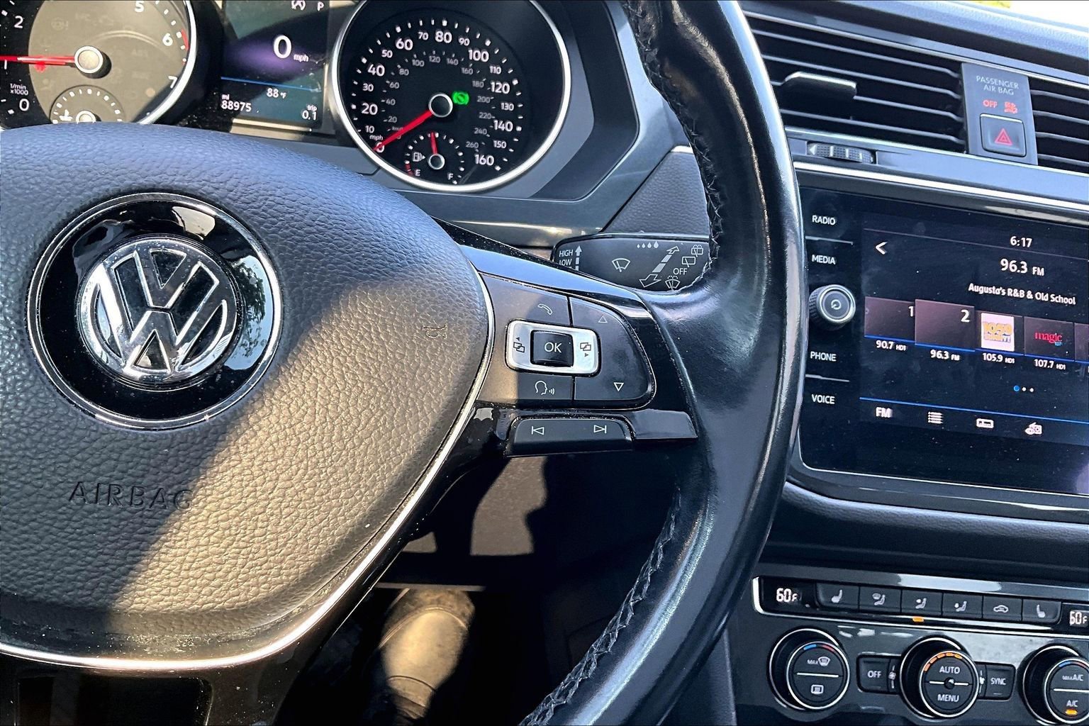 Used 2018 Volkswagen Tiguan SE FWD image 12