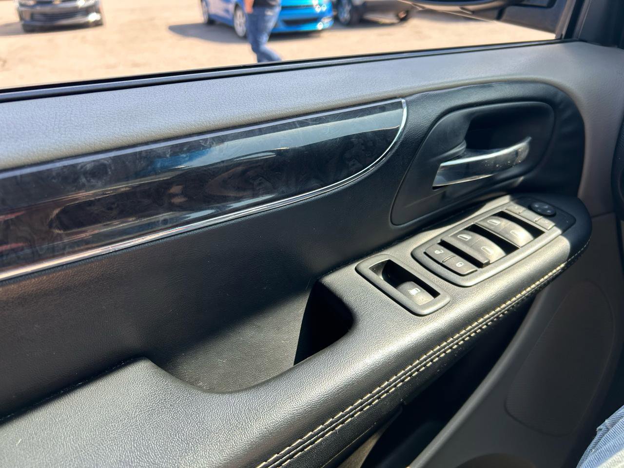 Used 2015 Chrysler Town & Country Touring image 26