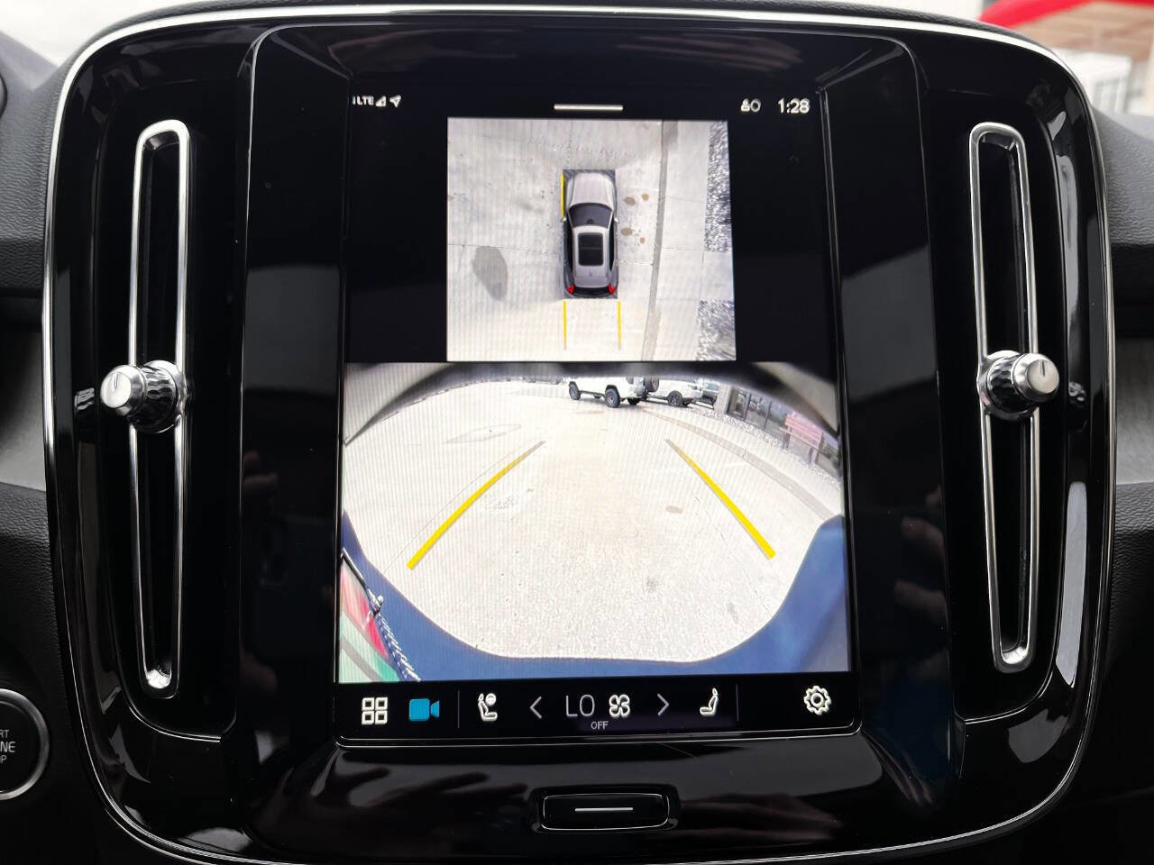 Used 2025 Volvo XC40 B5 Plus w/ Climate Package image 12