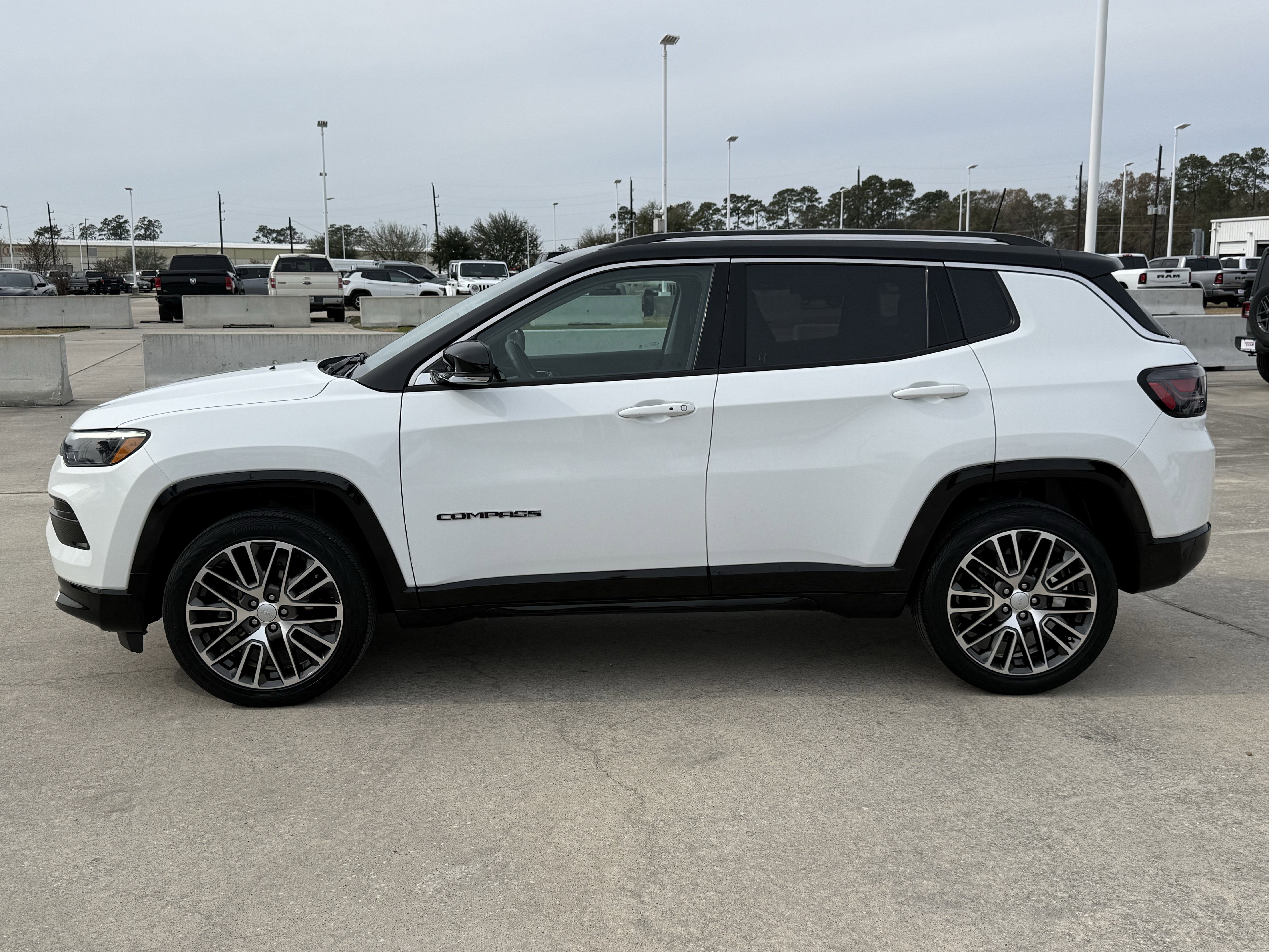 Used 2022 Jeep Compass Limited w/ Elite Group image 8