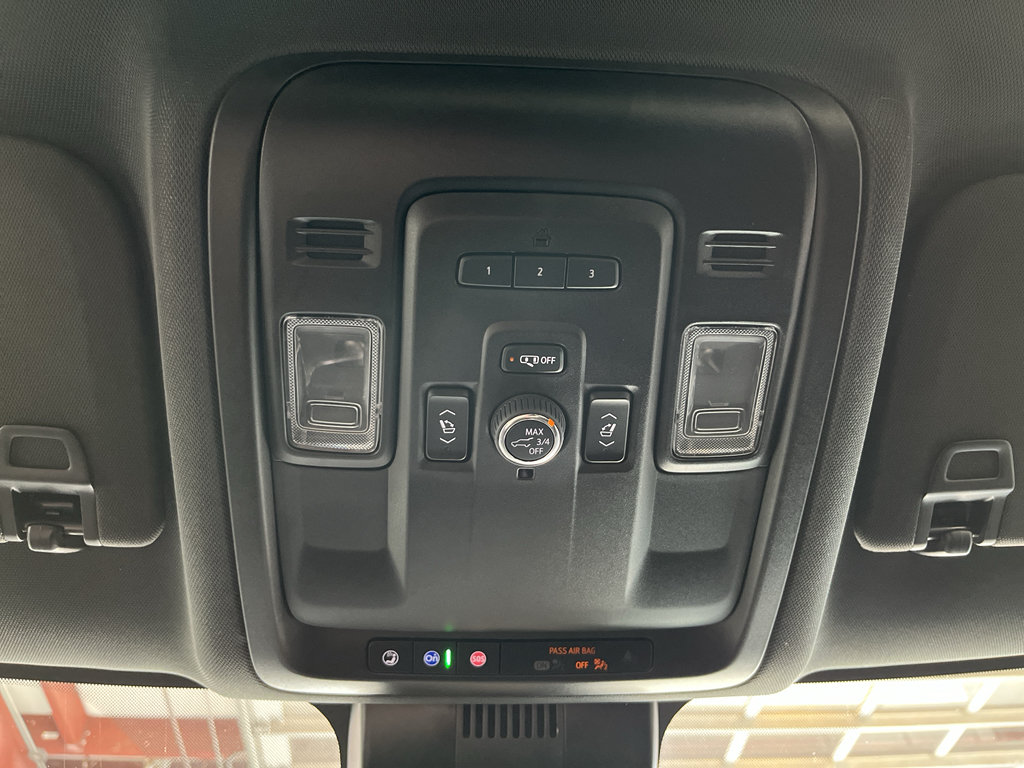 Used 2024 Chevrolet Suburban LT w/ Luxury Package RWD image 26