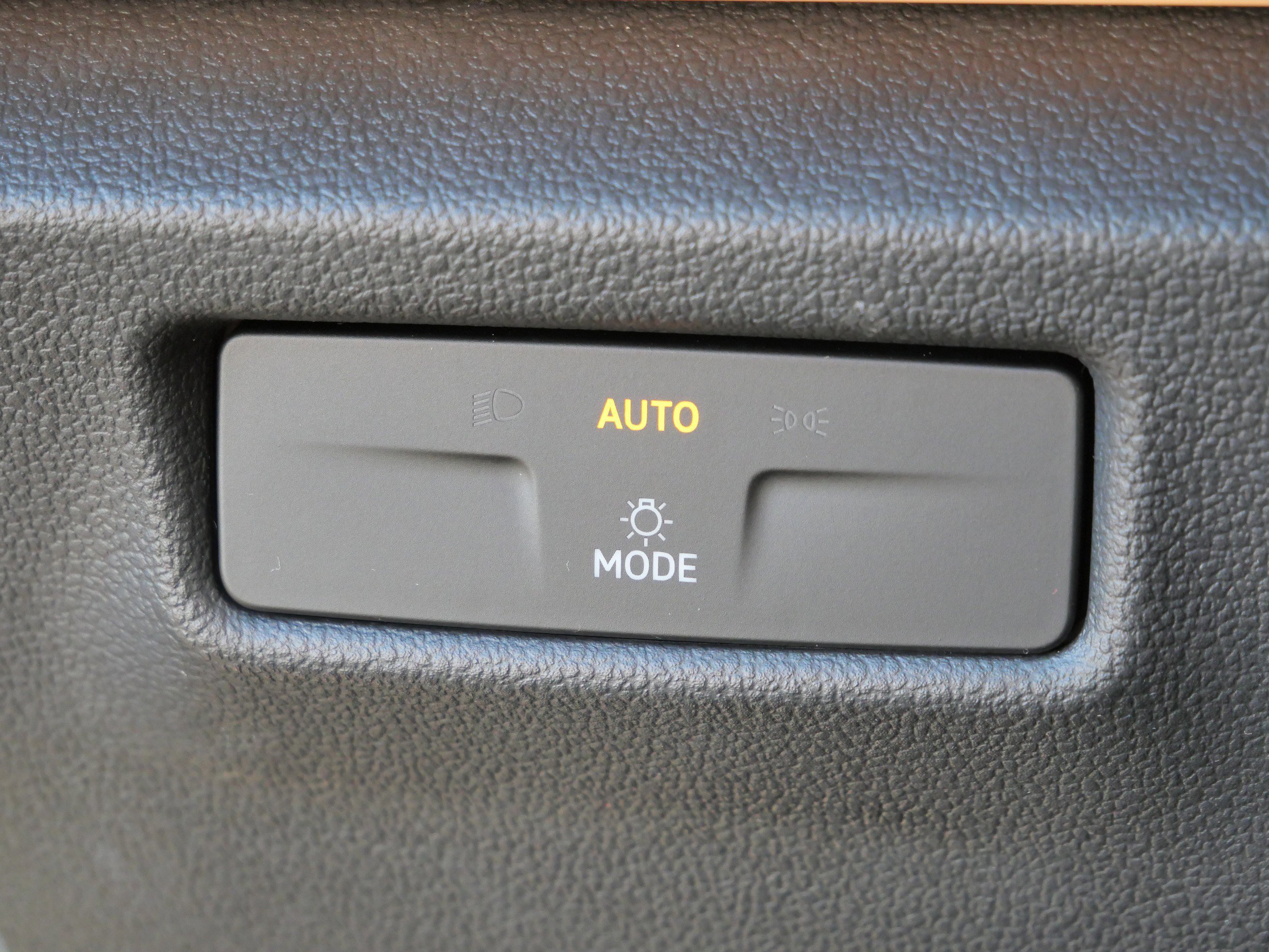 Certified 2025 Volkswagen Tiguan SE image 22