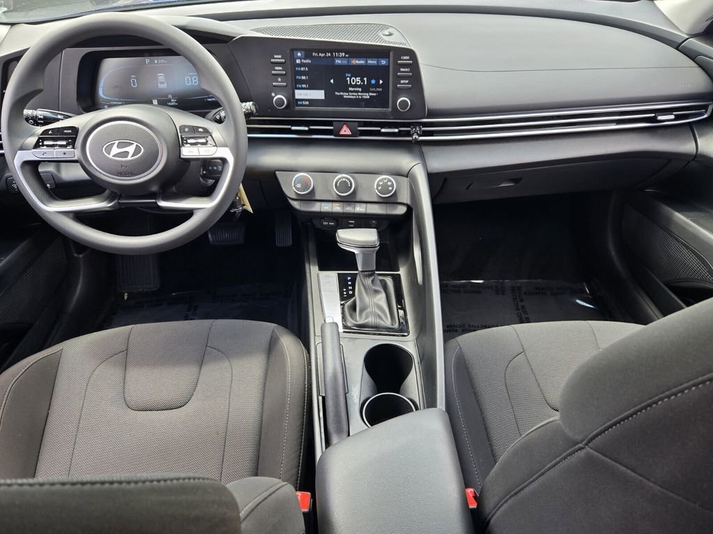 Certified 2025 Hyundai Elantra SE FWD image 12