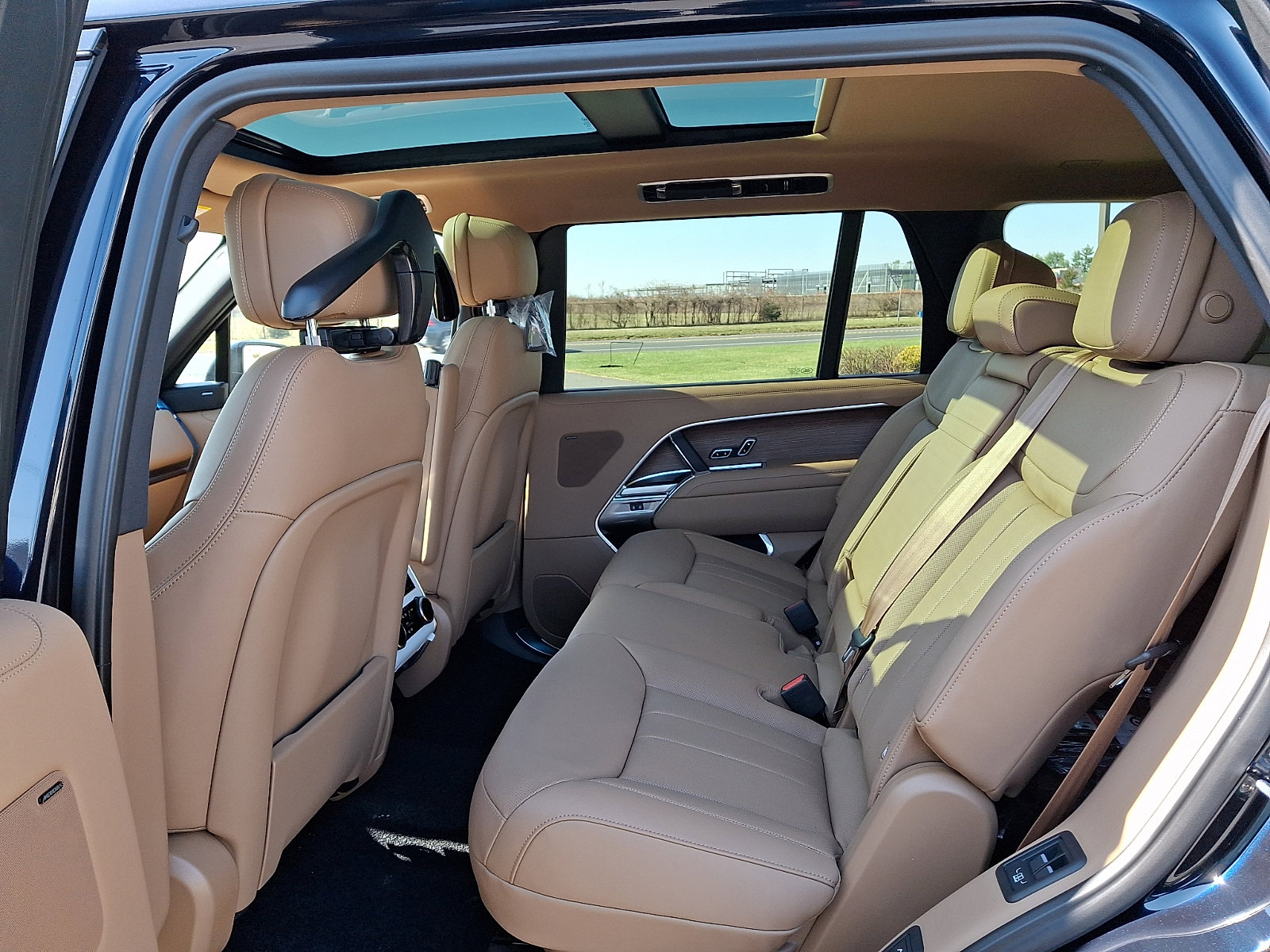 New 2026 Land Rover Range Rover Long Wheelbase SE image 8