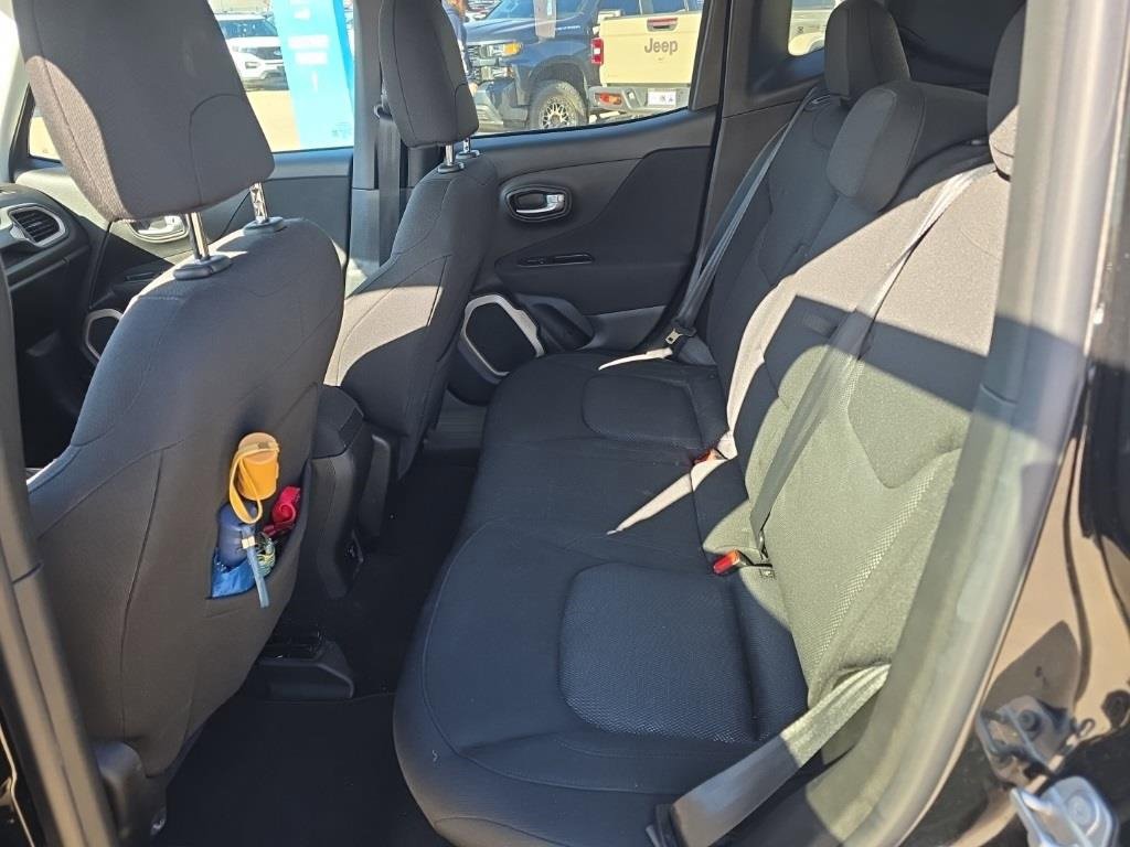 Used 2017 Jeep Renegade Latitude w/ Popular Equipment Group image 20