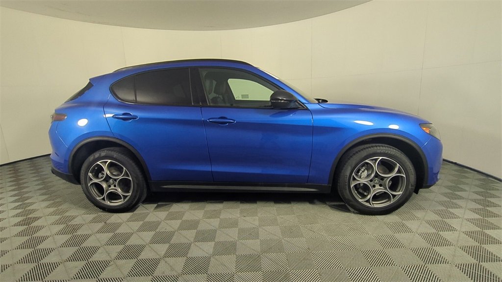New 2025 Alfa Romeo Stelvio Sprint image 3
