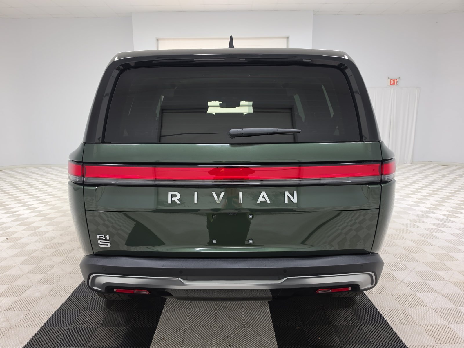 Used 2025 Rivian R1S Adventure Dual AWD/4WD image 4
