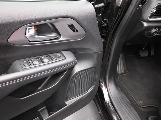 Used 2025 Chrysler Pacifica Select image 14