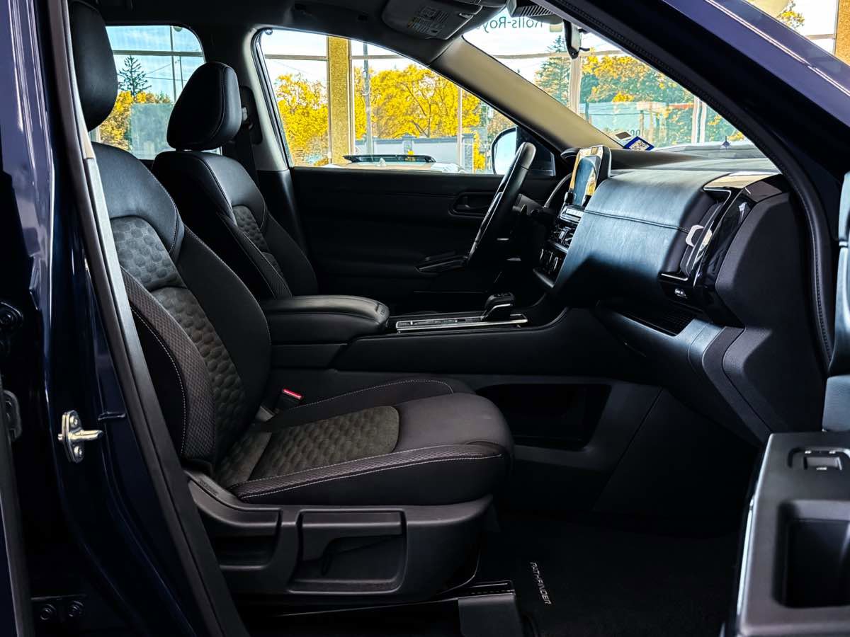 Used 2025 Nissan Pathfinder SV image 33