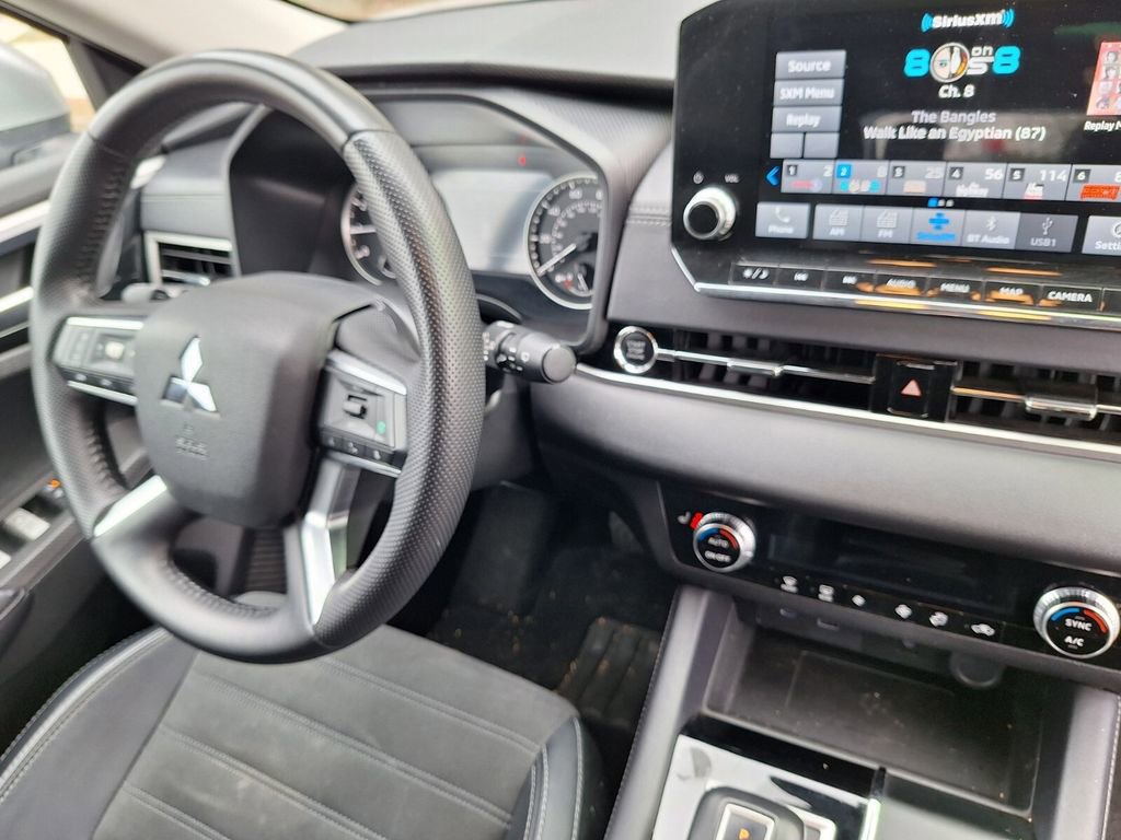 Used 2024 Mitsubishi Outlander SE Black Edition image 28