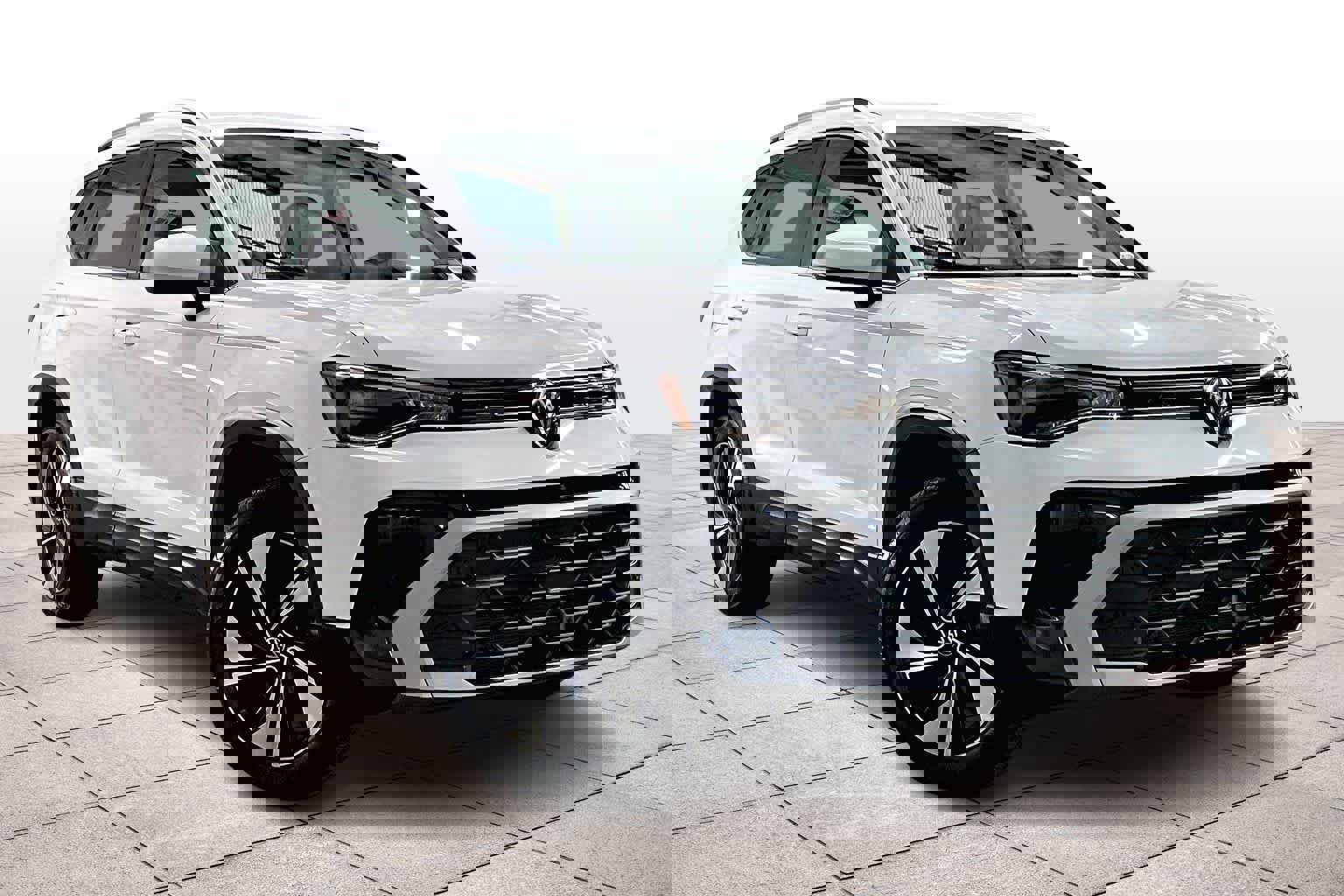 Used 2025 Volkswagen Taos SE image 2