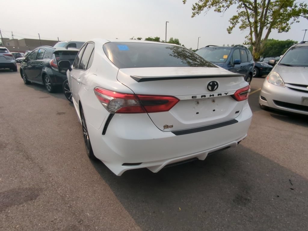 Used 2018 Toyota Camry SE w/ Accessory Appearance Package FWD image 4