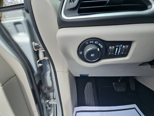 Used 2024 Chrysler Pacifica Touring-L FWD image 38