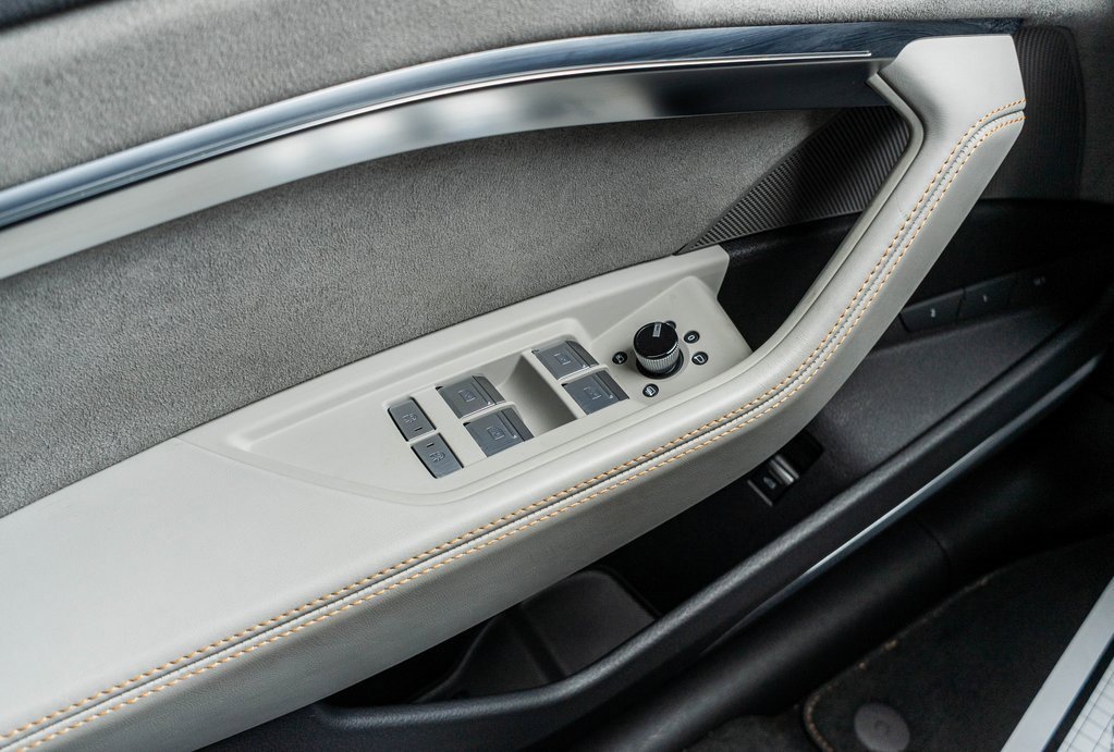 Used 2024 Audi Q8 e-tron Prestige image 17