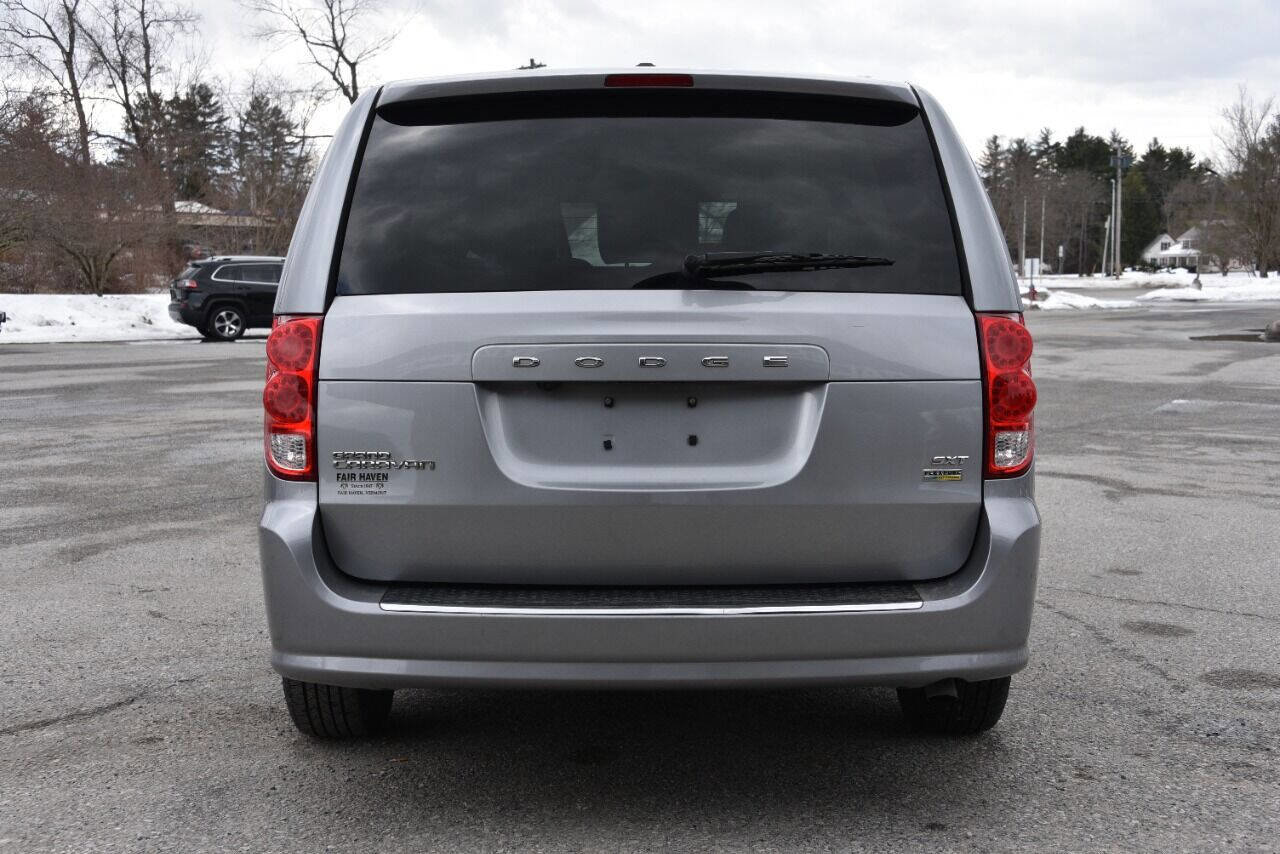 Used 2019 Dodge Grand Caravan SXT image 4