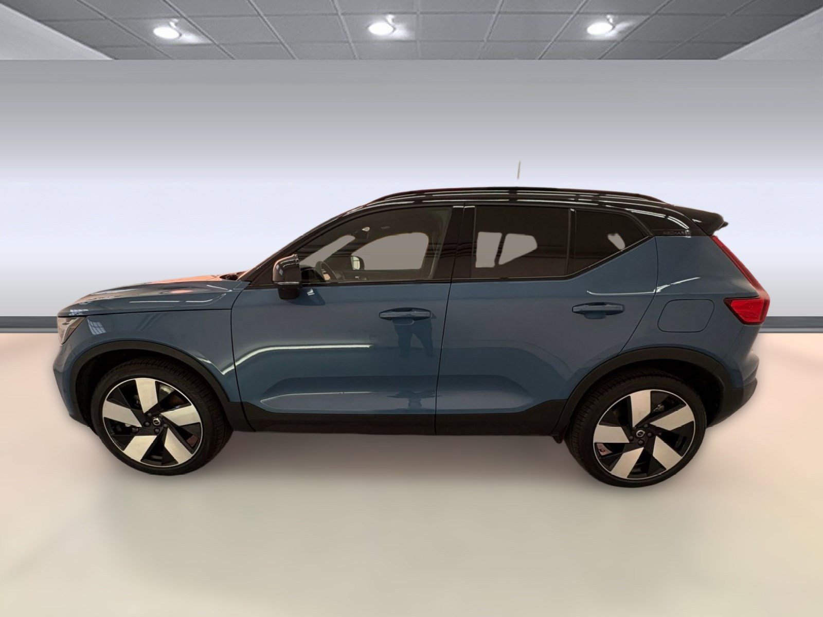 Used 2024 Volvo XC40 Recharge Ultimate w/ Protection Package Premier image 2