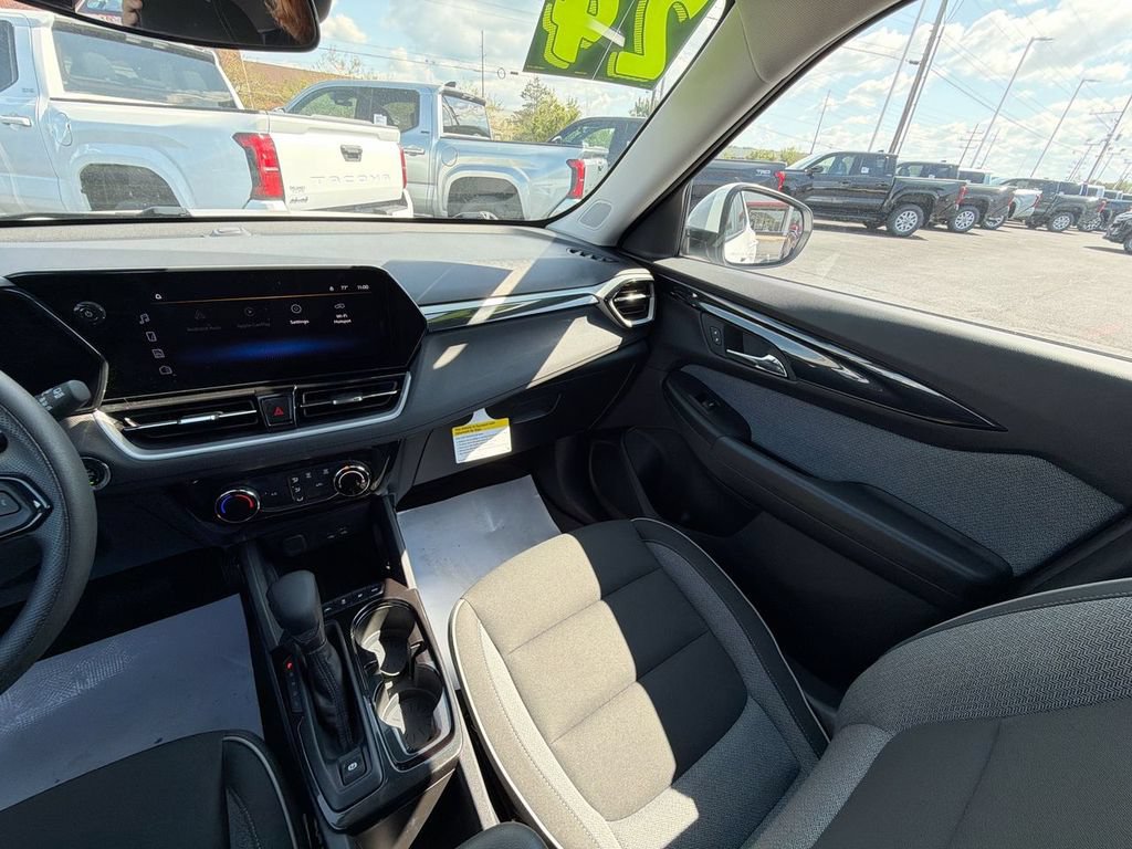 Used 2024 Chevrolet TrailBlazer LT AWD/4WD image 11