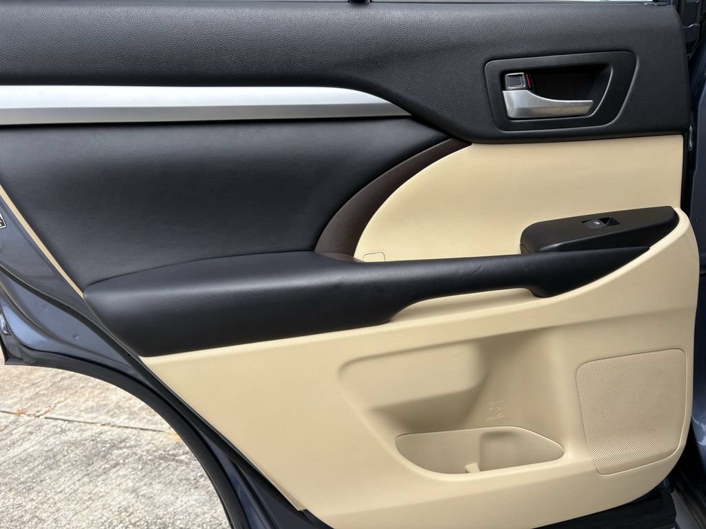 Used 2018 Toyota Highlander XLE FWD image 24