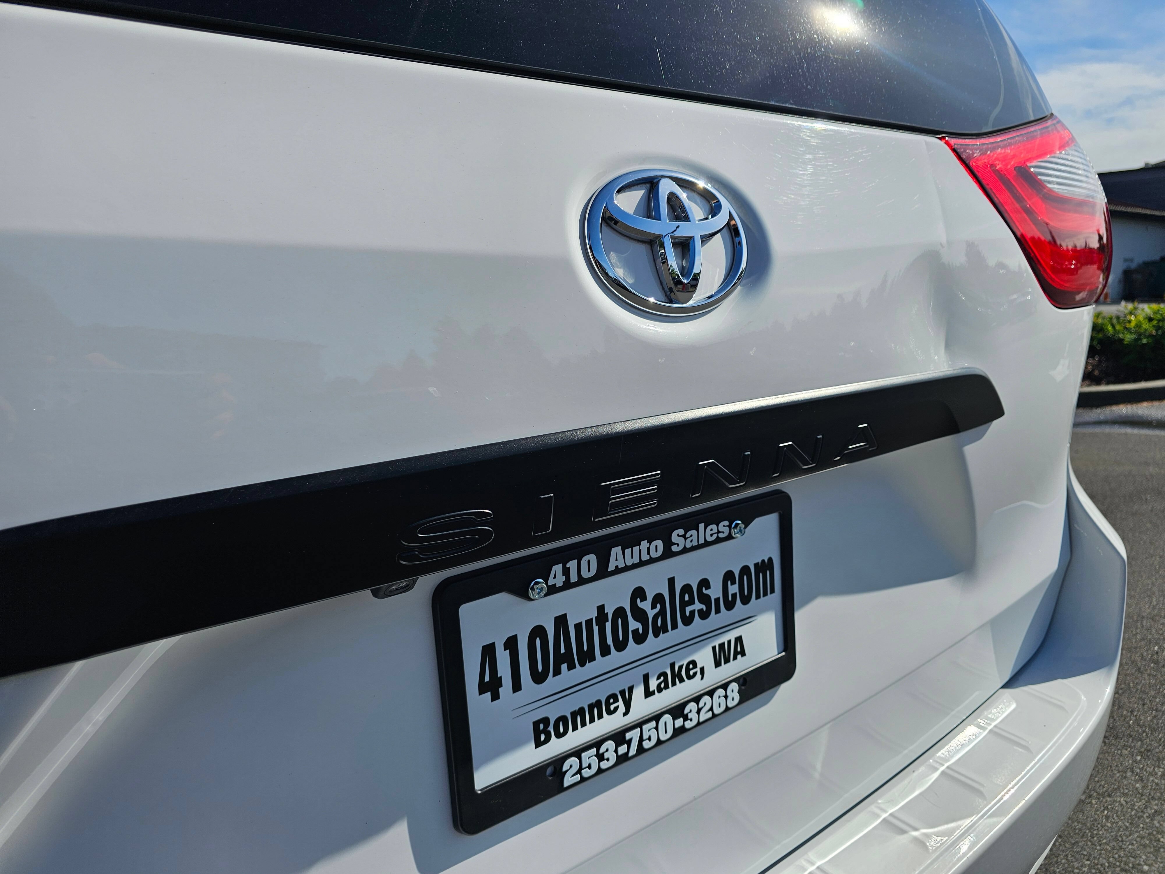 Used 2019 Toyota Sienna L w/ Carpet Mat Package FWD image 10