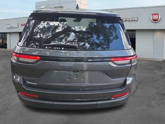 Used 2023 Jeep Grand Cherokee Altitude AWD/4WD image 9