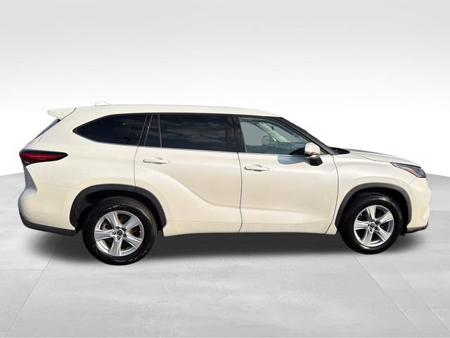 Used 2021 Toyota Highlander LE FWD image 6