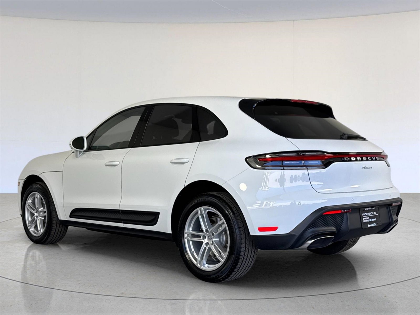 Used 2025 Porsche Macan image 3
