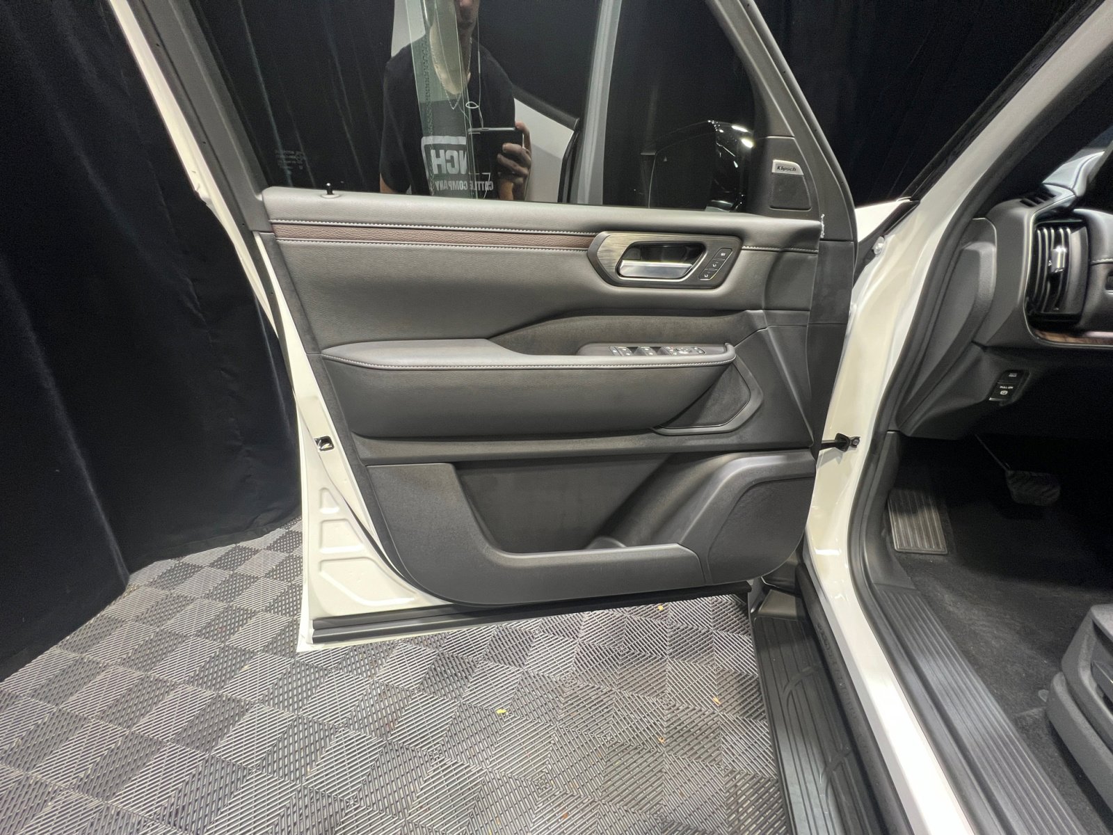 New 2026 Nissan Armada SL w/ Captain's Chari Seat Package image 13