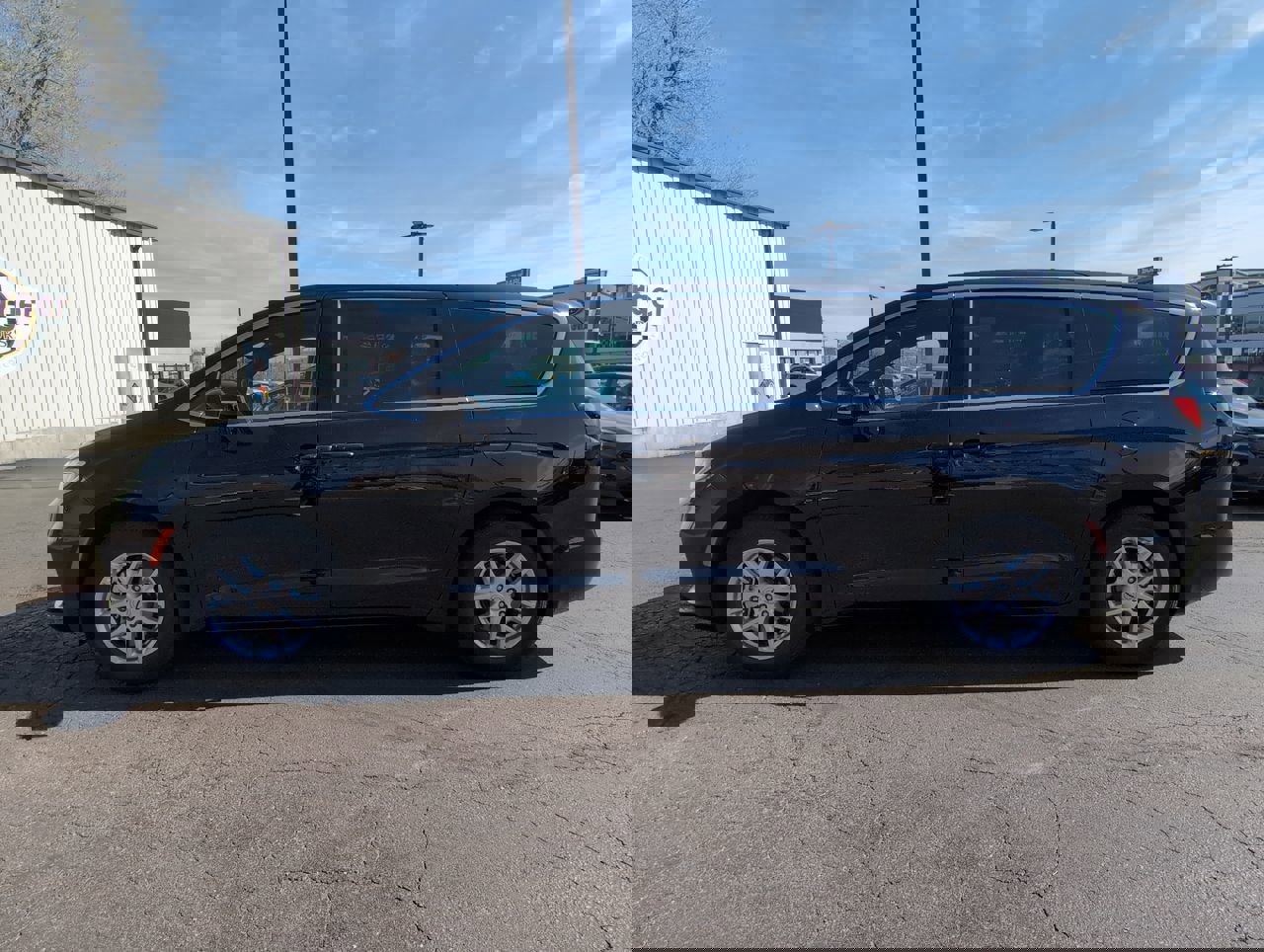 Used 2025 Chrysler Pacifica Select image 4