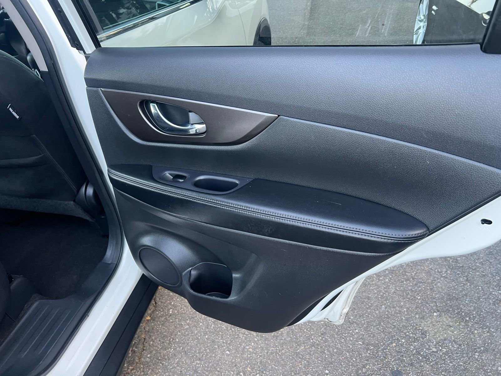 Used 2015 Nissan Rogue SV w/ SV Moonroof Package image 31