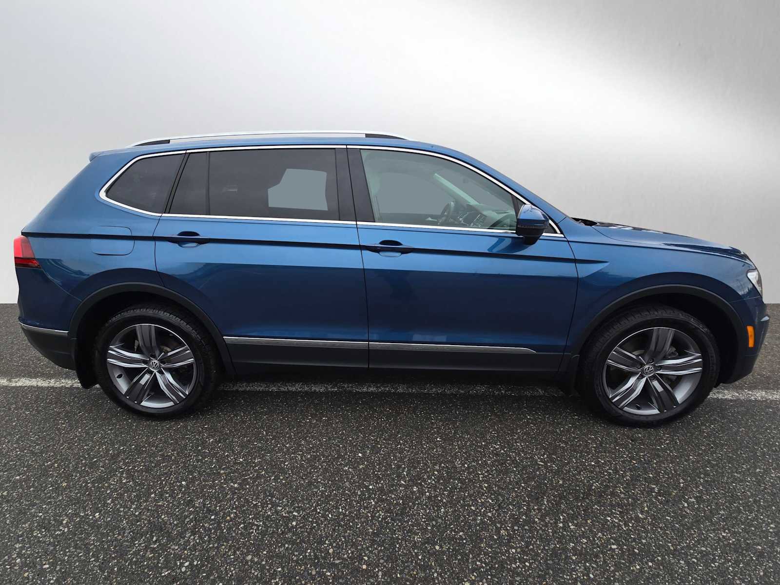 Used 2020 Volkswagen Tiguan SEL AWD/4WD image 2