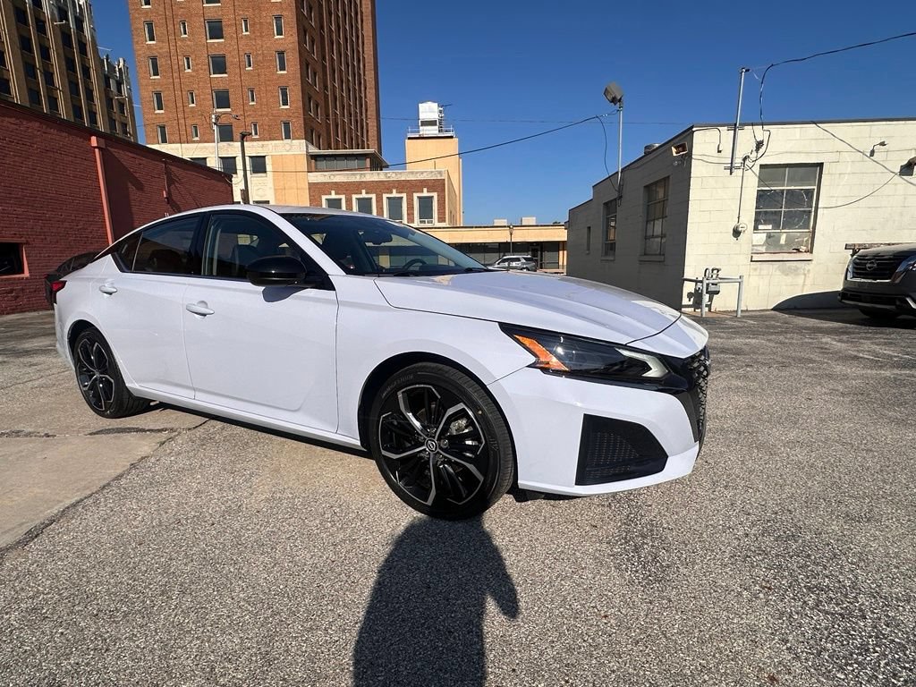 Certified 2025 Nissan Altima 2.5 SR FWD image 10