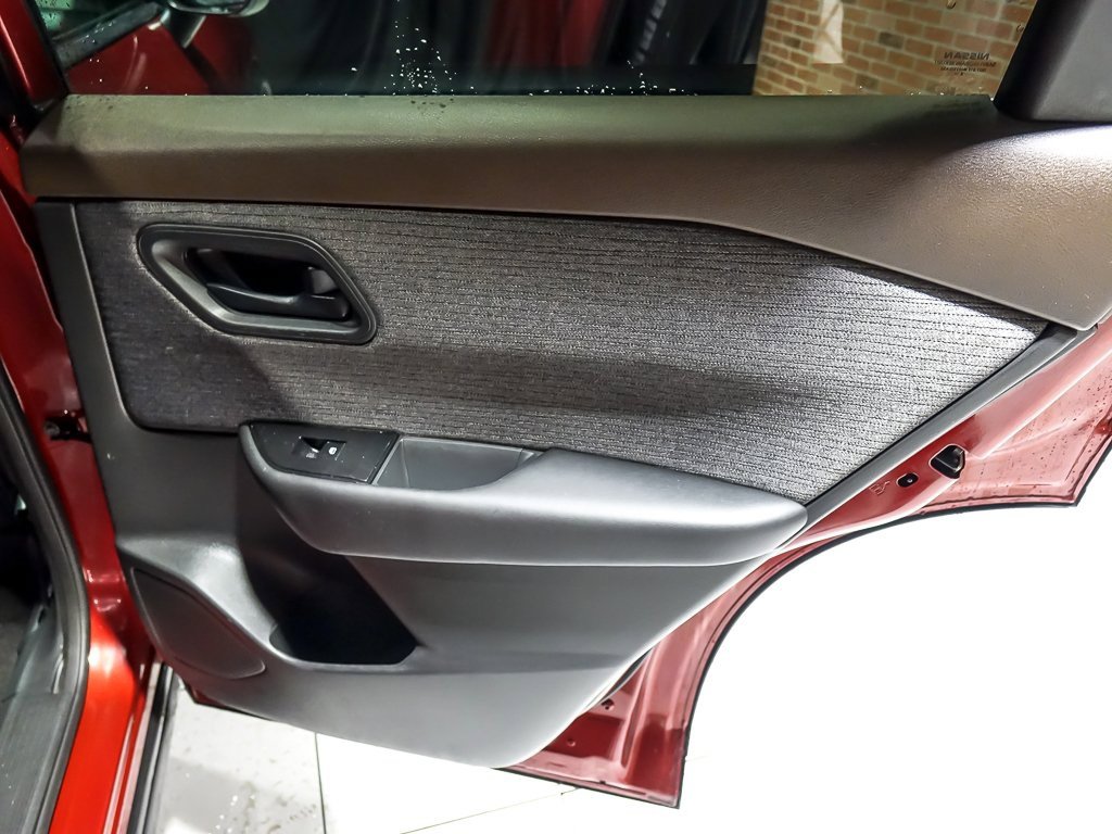 Used 2023 Nissan Rogue S image 28