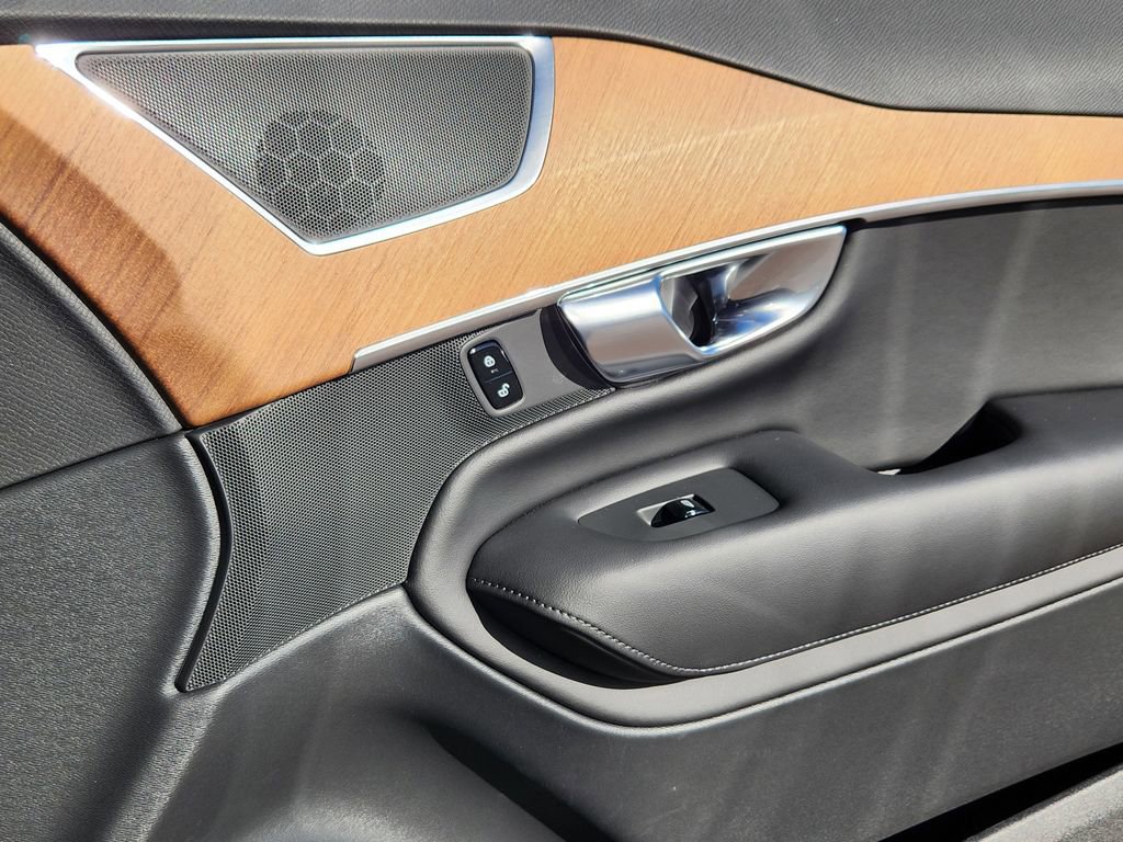 New 2025 Volvo XC90 B5 Plus w/ Protection Package Premier image 21