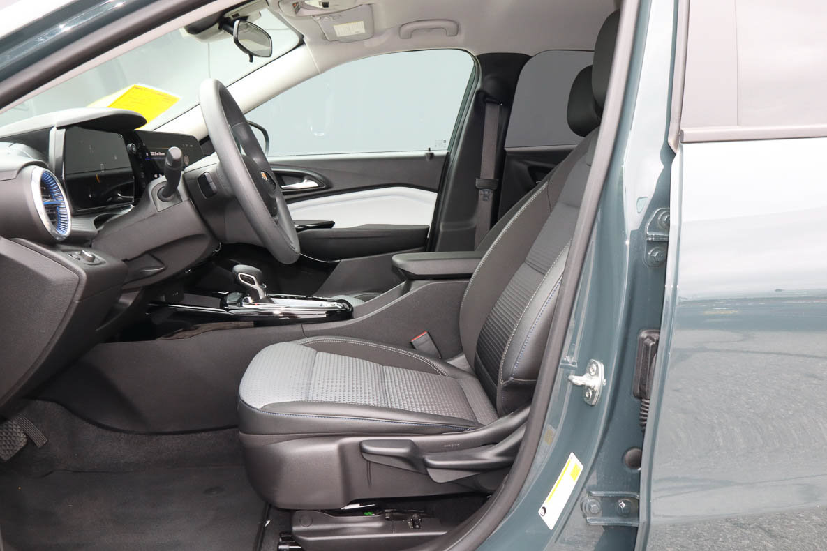 Used 2025 Chevrolet Trax LT FWD image 7