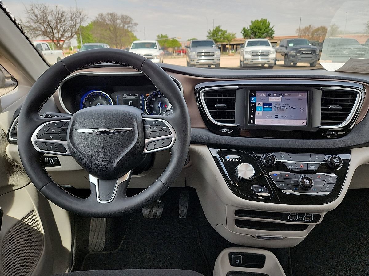 Used 2024 Chrysler Voyager LX image 6