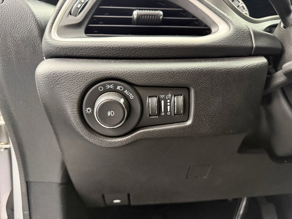 Used 2023 Chrysler Pacifica Touring image 22