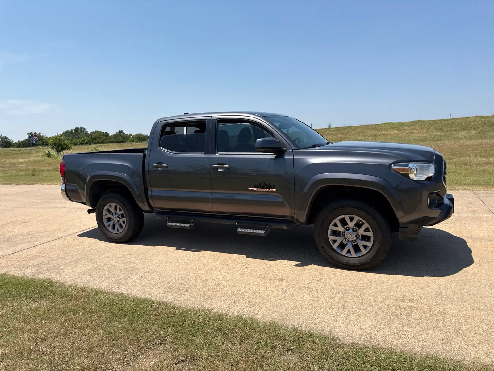 Used 2019 Toyota Tacoma SR5 RWD image 8