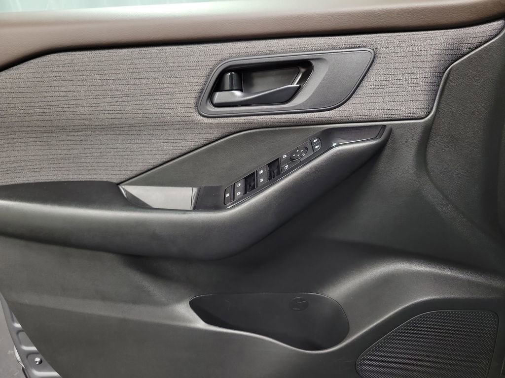 Used 2023 Nissan Rogue S image 21