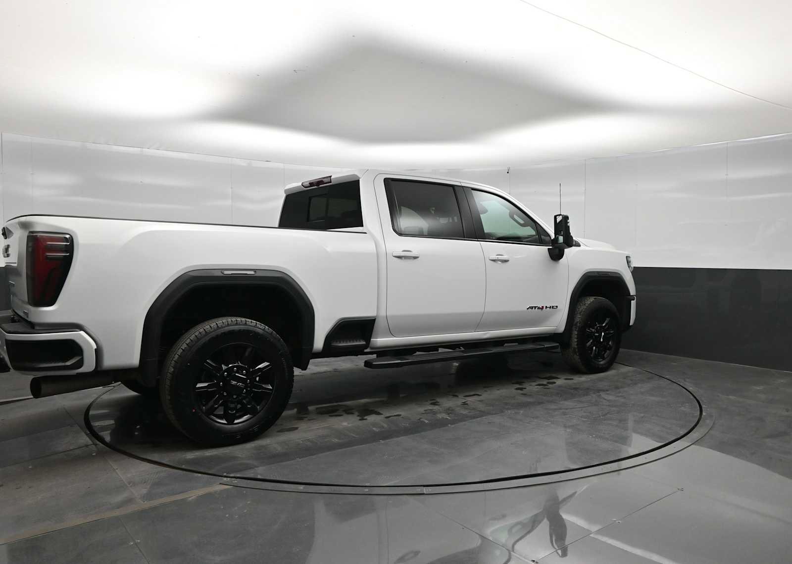 Used 2024 GMC Sierra 2500 AT4 w/ AT4 Preferred Package AWD/4WD image 8